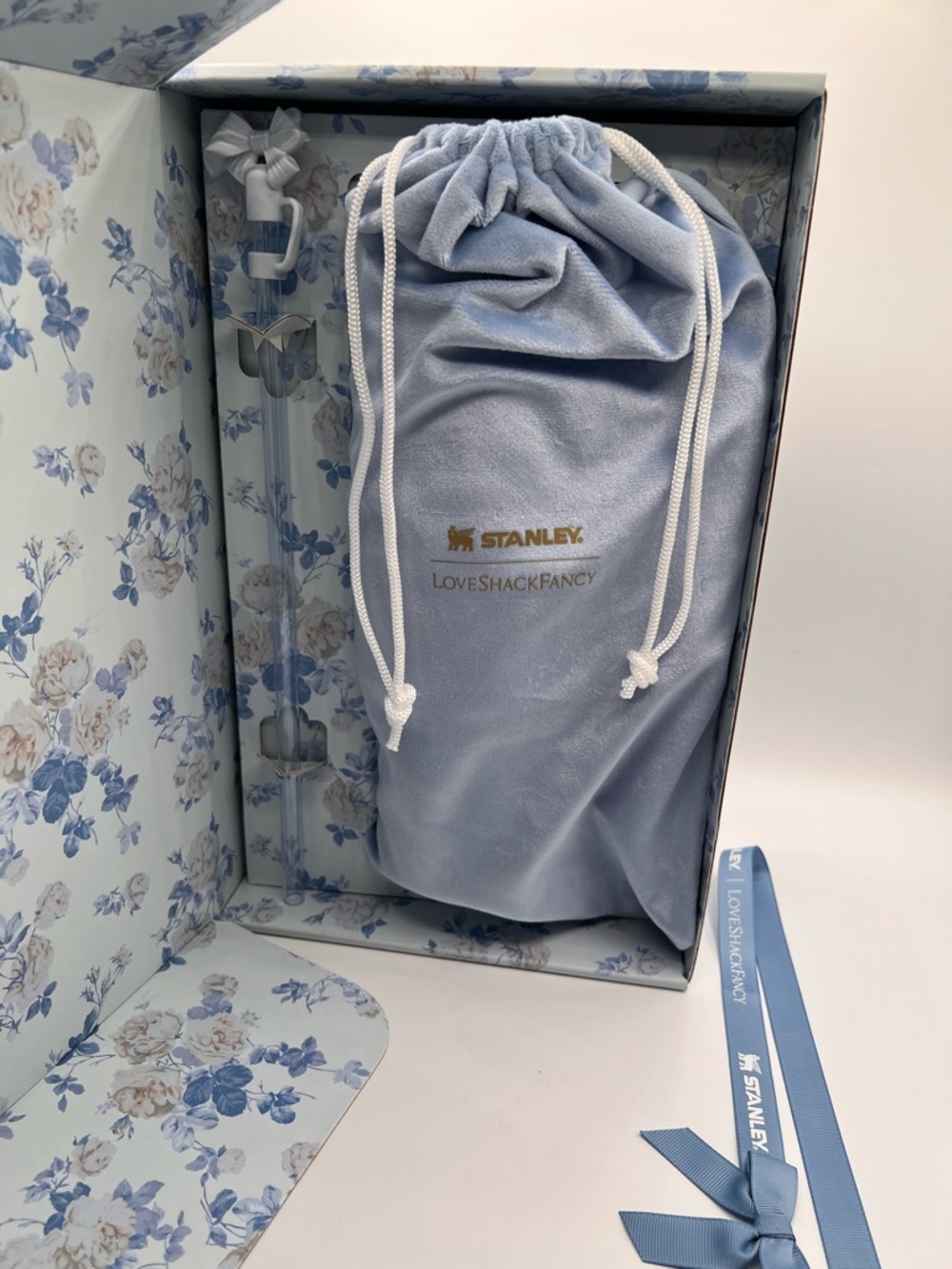 Stanley x LoveShackFancy Everblooming Rosettes 40oz Quencher Tumbler Blue NEW - Picture 7 of 8